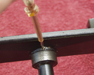 The saddle plate set screw